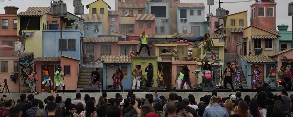 Un festival de musique dans une favela au Brésil. [AP/Keystone - Leo Correa]