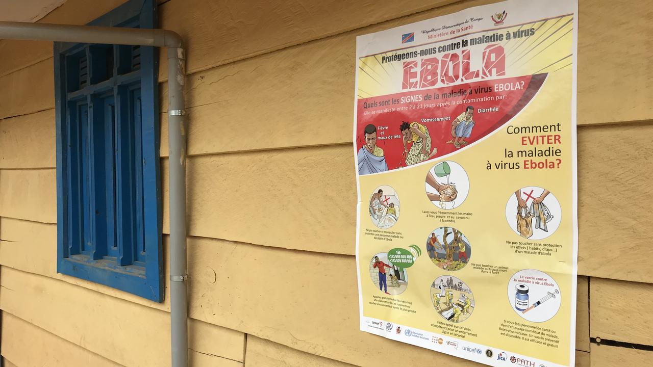 Des affiches de prévention contre la maladie Ebola sont placardées aux murs. [RTS - Cédric Guigon]