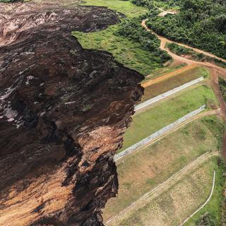 Une vue aérienne du désastre causé par la rupture du barrage de Brumadinho, au Brésil. [Keystone/epa - Antonio Lacerda]