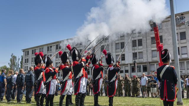 Les Vieux-Grenadiers tirent avec leurs mousquets sur la place d'armes de la caserne des Vernets, a l'occasion des portes ouvertes de la caserne avant sa fermeture definitive. [Keystone - Martial Trezzini]