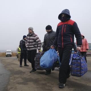 Des prisonniers durant l'échange entre Kiev et les séparatistes. [EPA/Keystone - Yevgen Honcharenko]