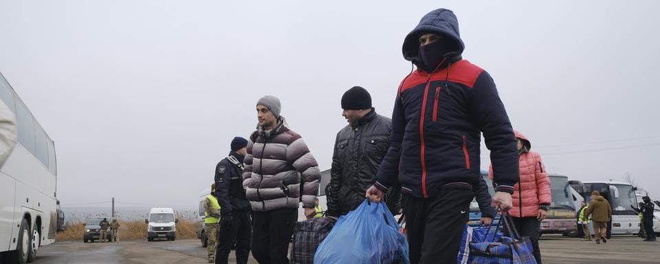 Des prisonniers durant l'échange entre Kiev et les séparatistes. [EPA/Keystone - Yevgen Honcharenko]