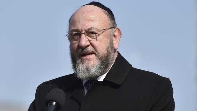 epa08025470 (FILE) Chief Rabbi of the United Hebrew Congregations of the Commonwealth Ephraim Mirvis speaks during a vigil in the grounds of Westminster Abbey in London, Britain, 24 March 2017 (reissued 25 November 2019). According to reports, Chief Rabbi Ephraim Mirvis has criticised Labour leader Jeremy Corbyn for lack of actions against anti-semitism in the party. EPA/HANNAH MCKAY *** Local Caption *** 53407971 [Keystone - Hannah McKay]