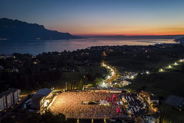 Vue aérienne du stade de la Saussaz à Montreux, pendant le concert d'Elton John. [Keystone - Valentin Flauraud]