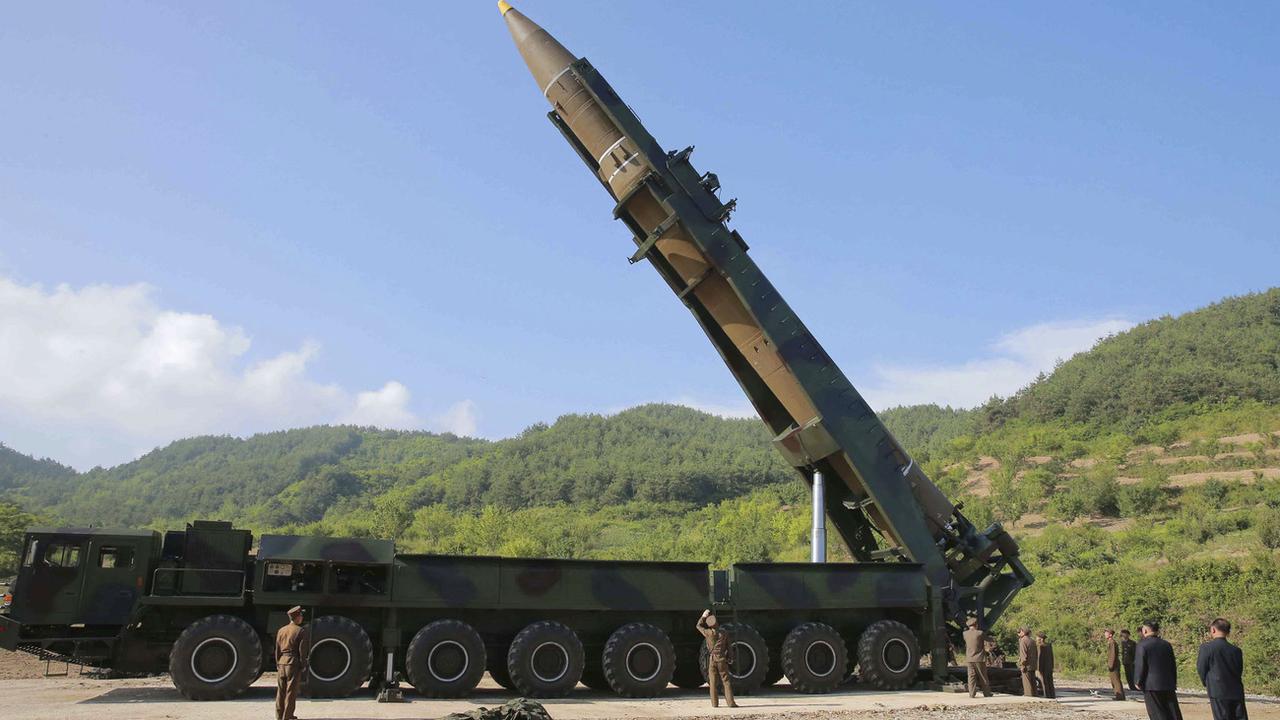 Le nombre d'ogives nucléaires dans le monde a encore baissé durant l'année écoulée mais les pays détenant l'arme atomique lui donnent une "importance accrue" et modernisent leur arsenal, selon un rapport publié lundi. [(Korean Central News Agency/Korea News Service via AP)]