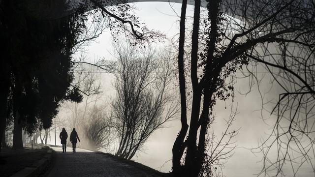 Un couple se promenant au bord de l'Aar (image d'illustration). [Keystone - Alessandro della Valle]