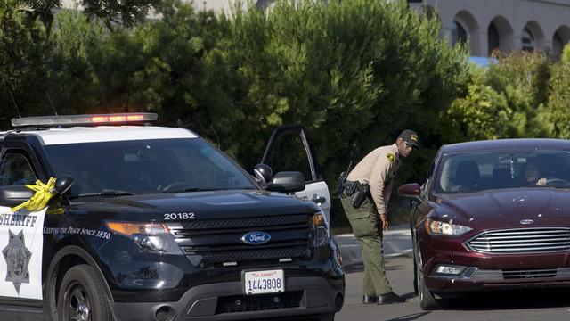 Un officier de police en faction devant la synagogue Chabad à Poway, en Californie, le 27 avril 2019. [Keystone - EPA/David Maung]