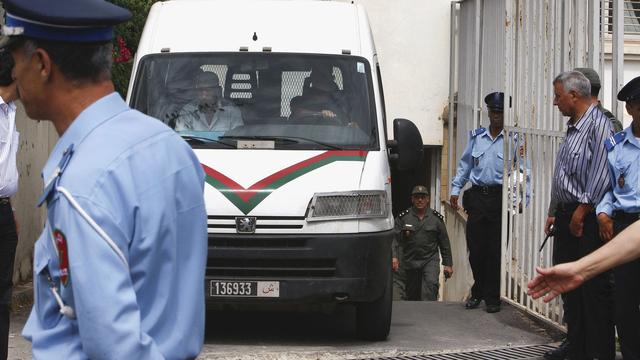 Un van devant le Tribunal de Sale, au Maroc. [Keystone - Abdeljalil Bounhar/AP]