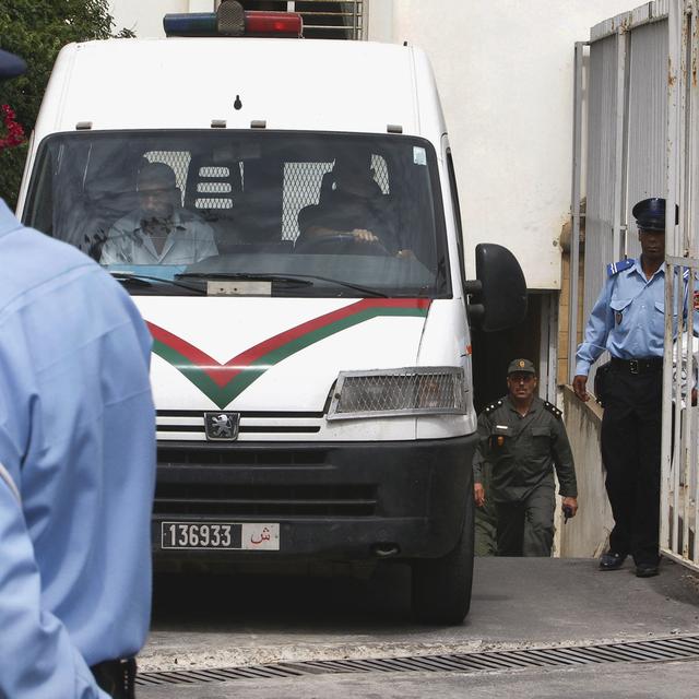 Un van devant le Tribunal de Sale, au Maroc. [Keystone - Abdeljalil Bounhar/AP]