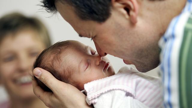 Suite au vote du Conseil des Etats, les pères devraient obtenir deux semaines de congé à la naissance de leur enfant. [AP/Keystone - Michael Sohn]