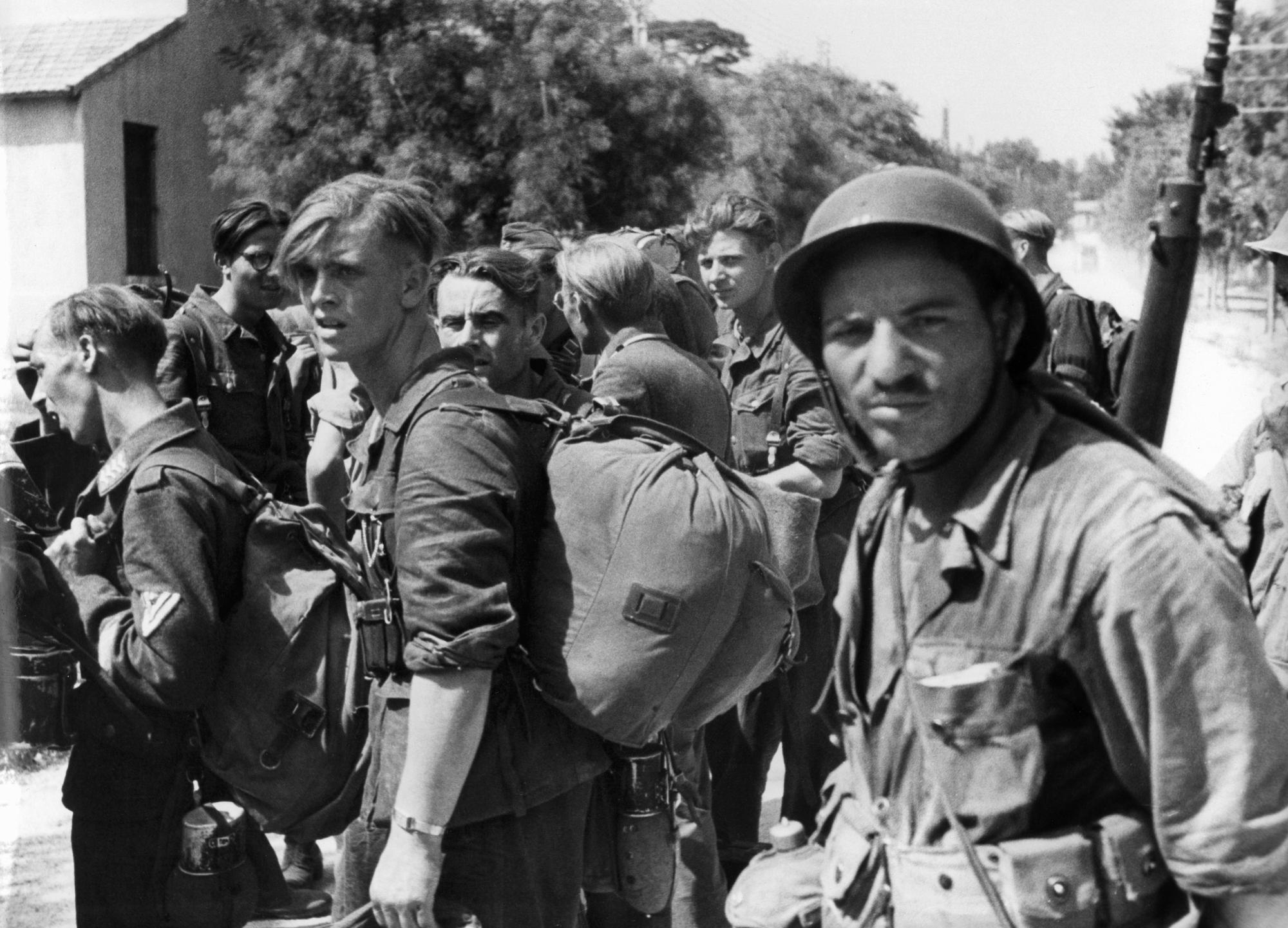 Un soldat algérien surveille des prisonniers allemands dans la ville de Marseille, le 28 août 1944. [AFP - STRINGER]