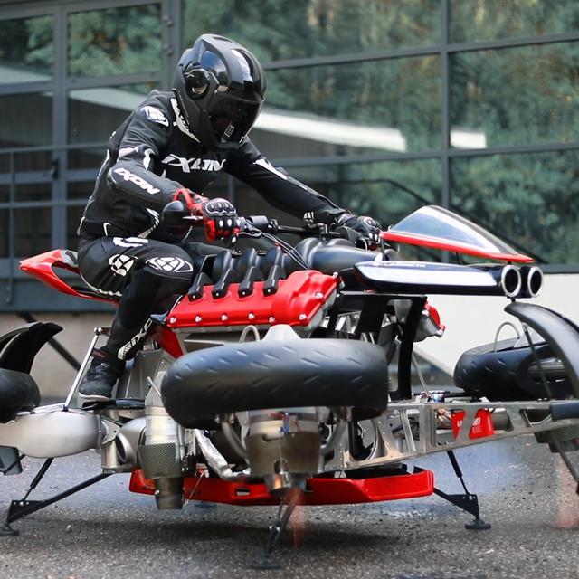 La première moto volante au stade de prototype [Lazareth]