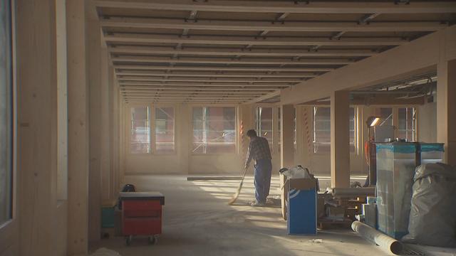 Les constructions en bois occupent aujourd'hui 10% du marché en Suisse. [RTS]