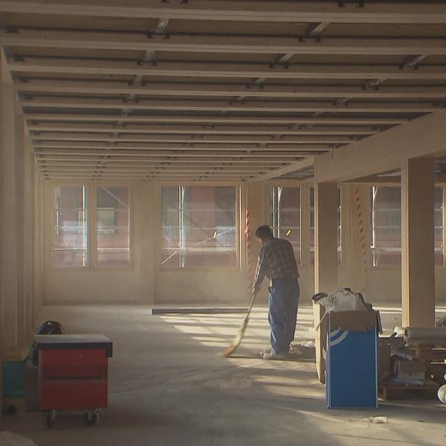 Les constructions en bois occupent aujourd'hui 10% du marché en Suisse. [RTS]