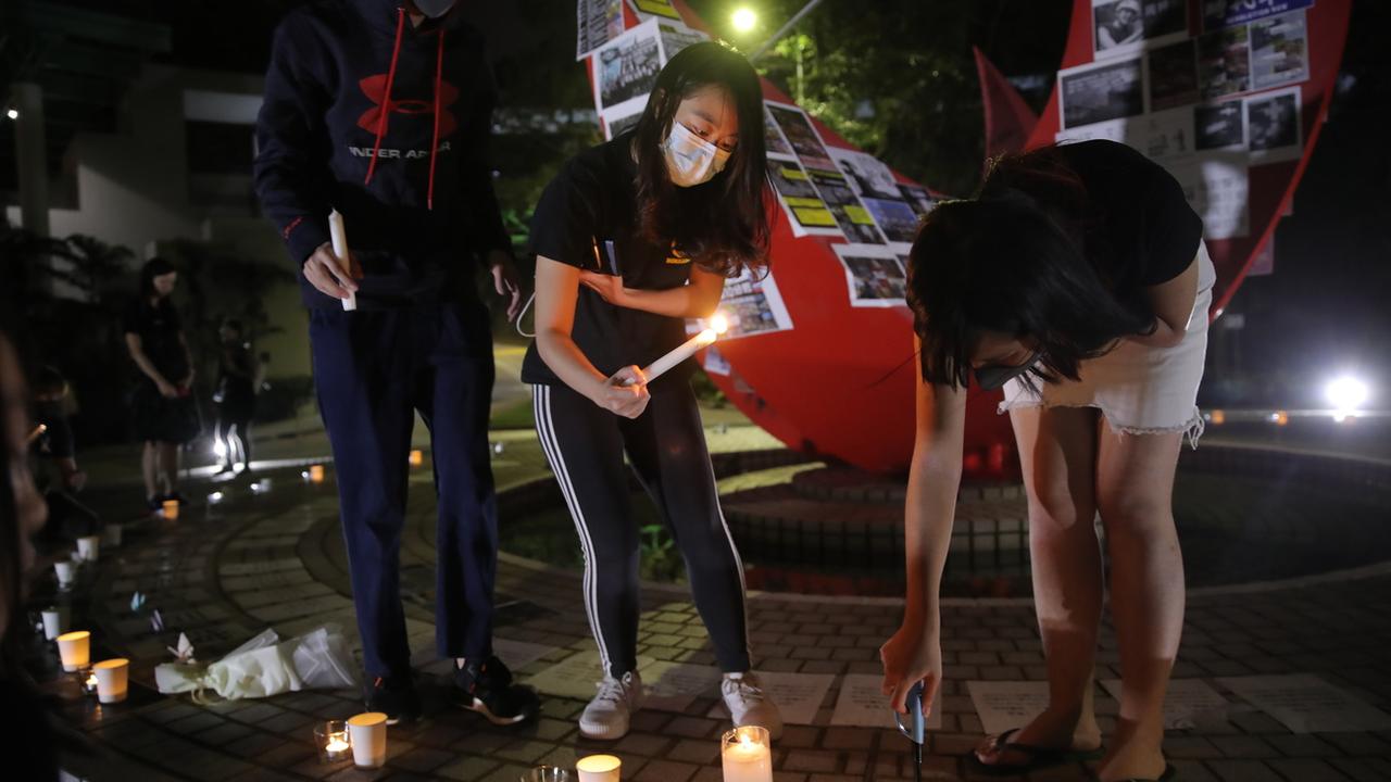 Après le décès d'un étudiant à Hong Kong, les manifestants ont entamé des veillées pour rendre hommage à la victime. [Keystone - AP Photo/Kin Cheung]
