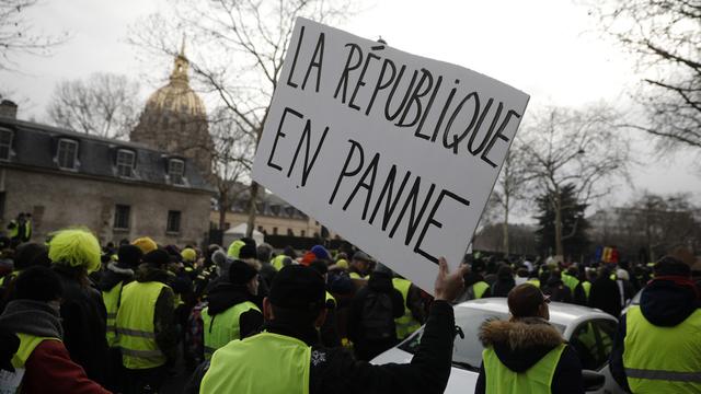 Les gilets jaunes reçoivent le soutien des syndicats le temps d'une journée. [Keystone - AP Photo/Kamil Zihnioglu]