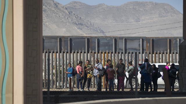 Des migrants en attente de leur sort à la frontière mexico-américaine. [AFP - JOE RAEDLE / GETTY IMAGES NORTH AMERICA]