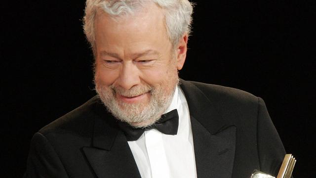 Le pianiste Brésilien Nelson Freire pose avec sa Victoire d'honneur le 26 janvier 2005 lors de la cérémonie des victoires de la musique classique au palais des festivals de Cannes. [AFP - Pascal Guyot]