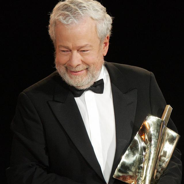 Le pianiste Brésilien Nelson Freire pose avec sa Victoire d'honneur le 26 janvier 2005 lors de la cérémonie des victoires de la musique classique au palais des festivals de Cannes. [AFP - Pascal Guyot]