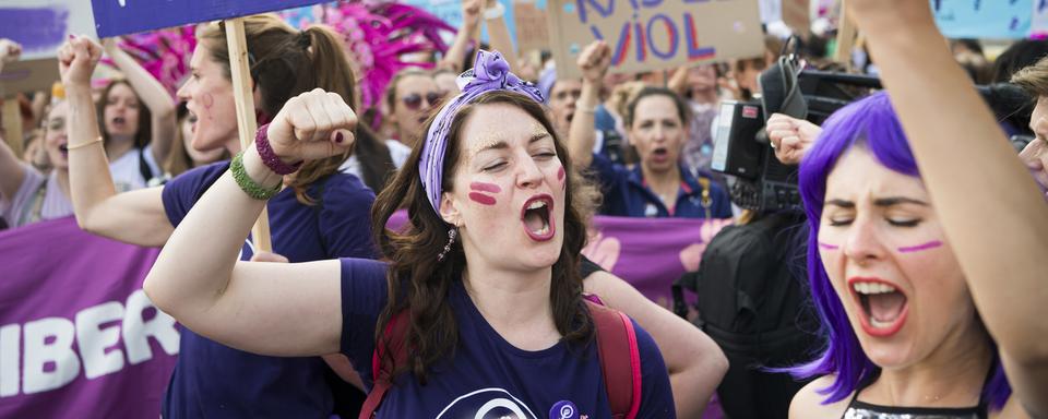 Des manifestantes à Lausanne pour la grève des femmes le 14 juin. [Keystone - Jean-Christophe Bott]