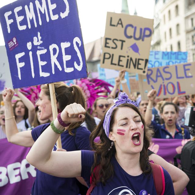 Des manifestantes à Lausanne pour la grève des femmes le 14 juin. [Keystone - Jean-Christophe Bott]