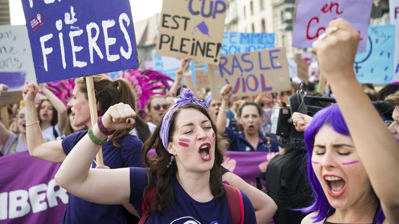 Des manifestantes à Lausanne pour la grève des femmes le 14 juin. [Keystone - Jean-Christophe Bott]