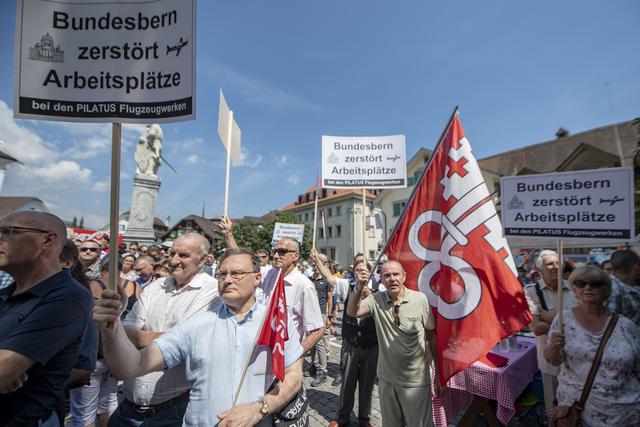 Des employés de l'avionneur Pilatus ont manifesté leur mécontentement lors de la venue du Conseil fédéral à Stans (NW) le 5 juillet 2019. [Keystone - Urs Flueeler]