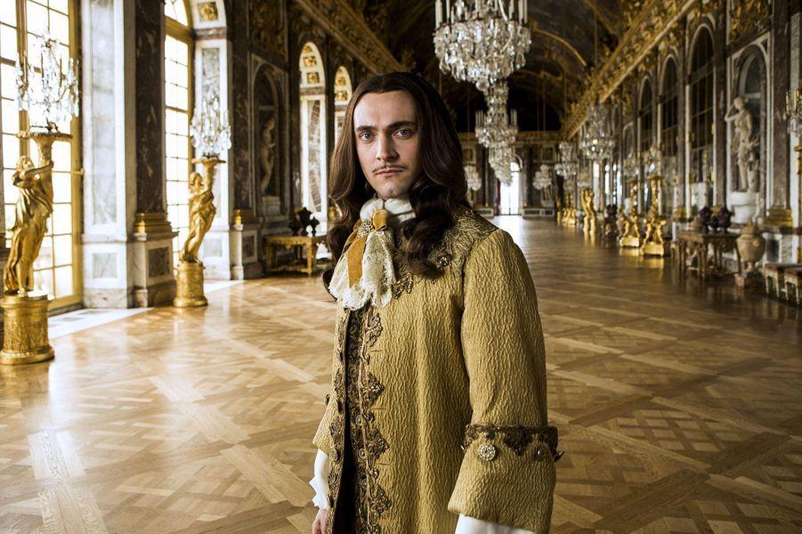 George Blagden incarne Louis XIV dans "Versailles". [Canal+]