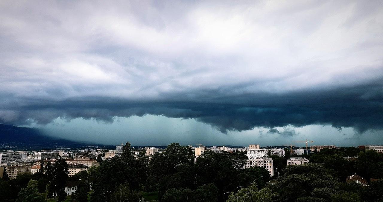 Samedi 15 juin: une vue impressionnante de l'orage arrivant sur le Petit-Saconnex (GE). Les précipitations ont inondé plusieurs routes, caves et parkings souterrains. [Vos Infos - Louis Watts]