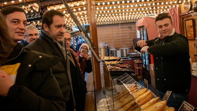 Le ministre français de l'Intérieur, Christophe Castaner, photographié au Marché de Noël de Strasbourg 2018, après la décision de le rouvrir suite à l'attentat. [AFP - Christoph De Barry/Hans Lucas]