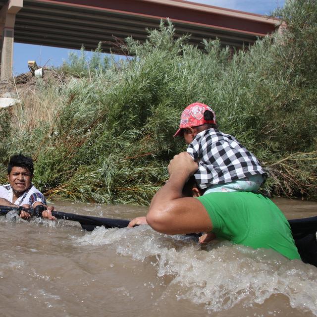Des familles de migrants originaires d'Amérique centrale tentent de traverser le Rio Grande, qui sépare le Mexique des Etats-Unis, ce 11 juin 2019. [US. EPA - David Peinado]