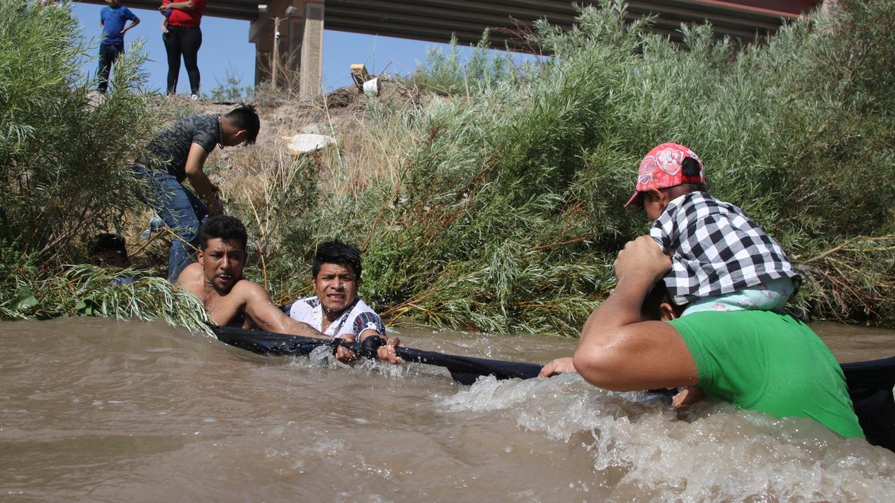 Des familles de migrants originaires d'Amérique centrale tentent de traverser le Rio Grande, qui sépare le Mexique des Etats-Unis, ce 11 juin 2019. [US. EPA - David Peinado]