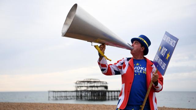 Un miltant anti-Brexit, sur la plage de Brighton, station dans laquelle se tient le congrès travailliste. [EPA - Andy Rain]