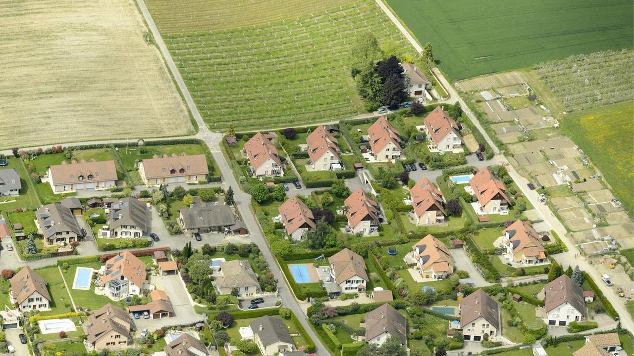 Vue aérienne d'un quartier d'habitation d'Etoy (VD) situé près d'une zone agricole. [Keystone - Laurent Gillieron]