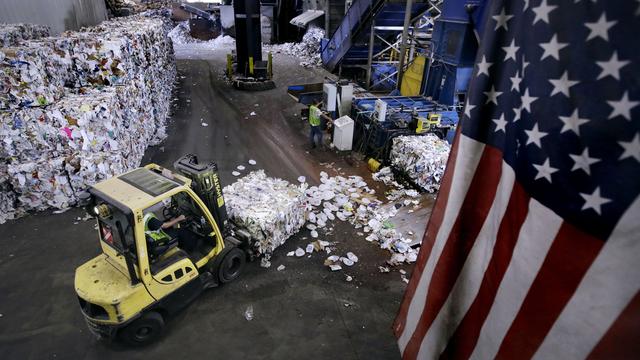 Des programmes de recyclage à travers les États-Unis s’arrêtent ou sont réduits en raison d’une crise du marché mondial imputable à la contamination des déchets. [AP - Charles Krupa]