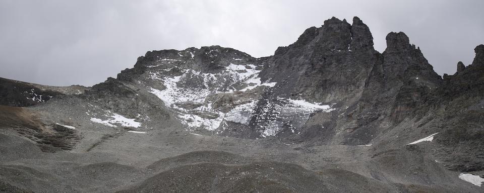 Une vue du galcier Pizol durant la commémoration par des organisations environnementales de la ''mort du glacier'' et de la fonte causée par le changement climatique [Keystone - Gian Ehrenzeller]