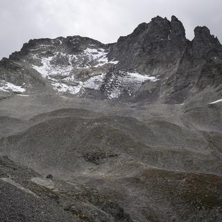 Une vue du galcier Pizol durant la commémoration par des organisations environnementales de la ''mort du glacier'' et de la fonte causée par le changement climatique [Keystone - Gian Ehrenzeller]