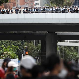 Dès l'aube lundi, des heurts ont opposé des jeunes manifestants aux forces de l'ordre à Hong Kong alors que cette journée marque le 22ième anniversaire du retour de l'île britannique à la Chine. [Keystone - JEROME FAVRE]
