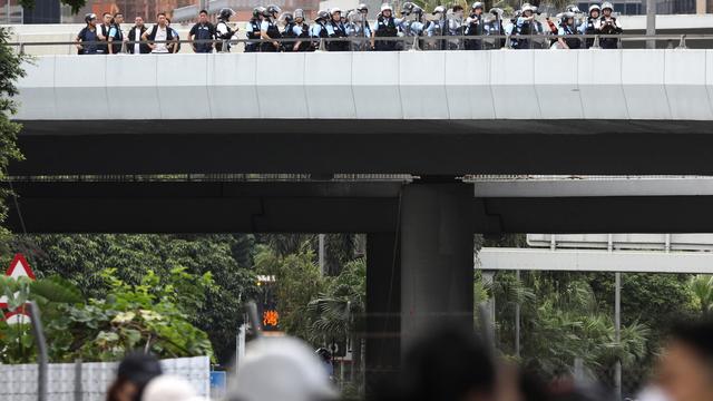 Dès l'aube lundi, des heurts ont opposé des jeunes manifestants aux forces de l'ordre à Hong Kong alors que cette journée marque le 22ième anniversaire du retour de l'île britannique à la Chine. [Keystone - JEROME FAVRE]