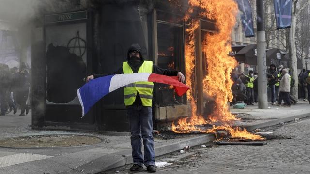 Des incidents ont éclaté près des Champs-Elysées à Paris. [AFP - Geoffroy van der Hasselt]