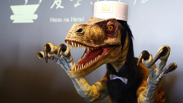 Le robot dinosaure accueille les clients d'un hôtel de Sasebo, au sud-ouest du Japon. [AP/Keystone - Shizuo Kambayashi]