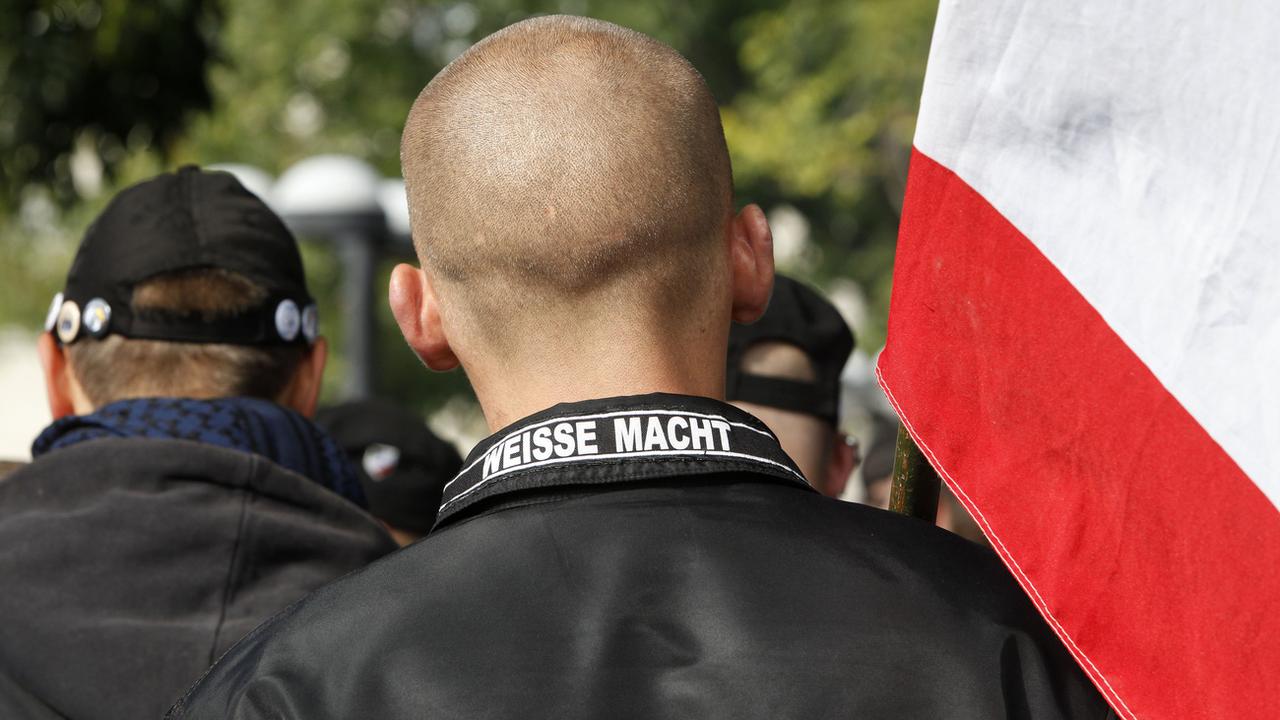 Selon les chiffres du gouvernement allemand, il y aurait 12'000 extrémistes de droite violents dans le pays. [Keystone/AP]
