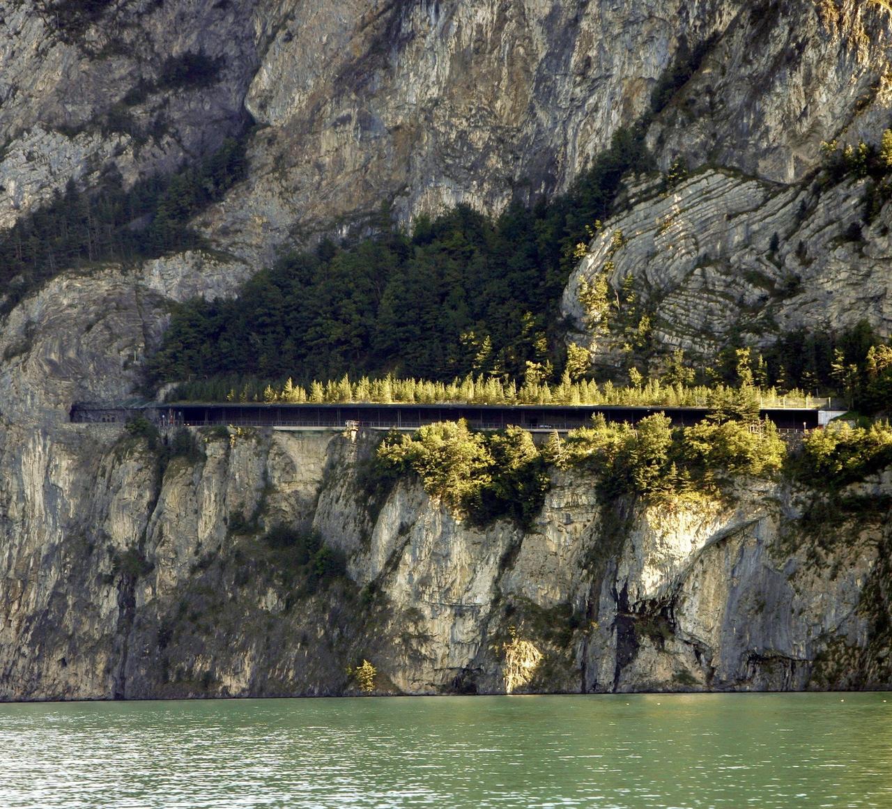 La rive droite escarpée du lac des Quatre-Cantons [KEYSTONE - Urs Flueeler]