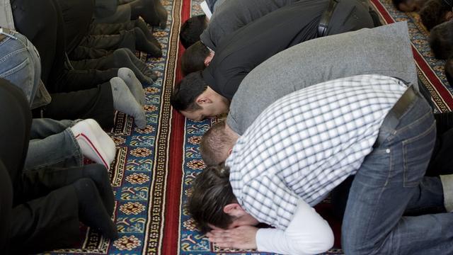 Des musulmans en prière. [Keystone - Peter Schneider]