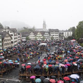 La Landsgemeinde a eu lieu malgré des conditions météo difficiles. [Keystone - Gian Ehrenzeller]