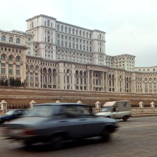 Le Parlement roumain, en 1998 (image d'illustration) [Reuters - Radu Sigheti]