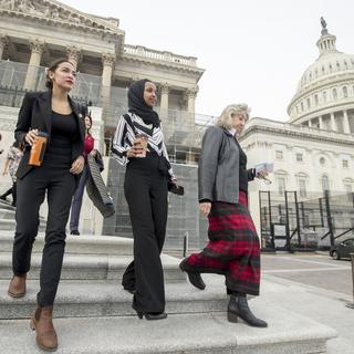 Ilhan Omar (au centre), l’une des deux premières femmes musulmanes à entrer au Congrès américain, est en train de devenir un élément perturbateur. [Keystone - Andrew Harnik/ AP Photo]