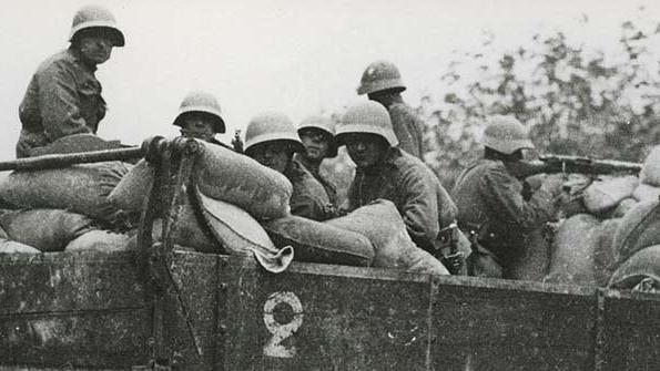 Le mercredi 9 novembre 1932, l'armée tire sur la foule lors d'une manifestation antifasciste à Genève. Bilan 13 morts et 65 blessés. [RTS]