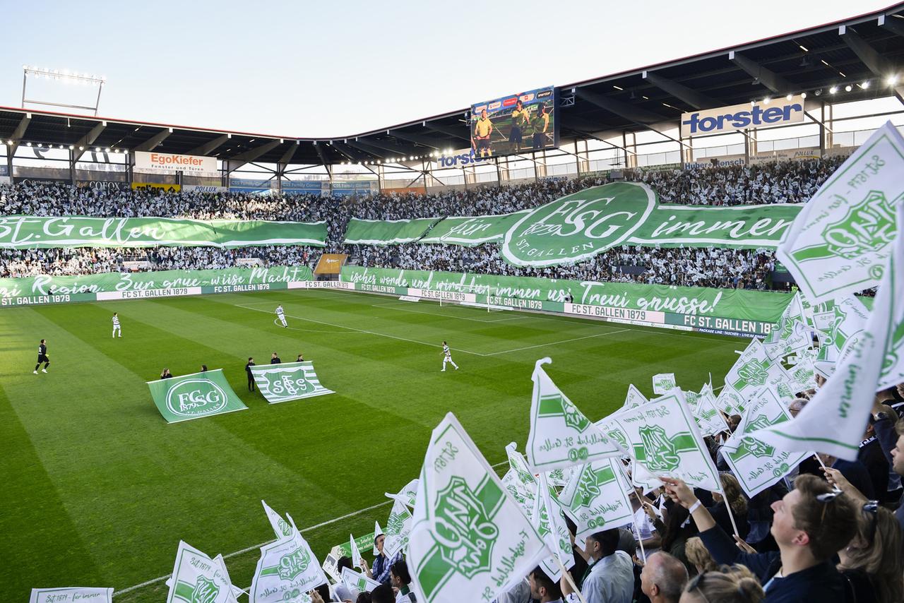 Un stade plein à St-Gall pour le 140e anniversaire du club. [KEYSTONE - Gian Ehrenzeller]