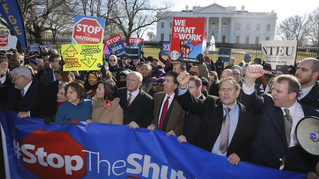 Manifestation pour appeler à la fin du shutdown" devant la Maison Blanche à Washington, ce jeudi 10 janvier 2019. [AP - PABLO MARTINEZ MONSIVAIS]